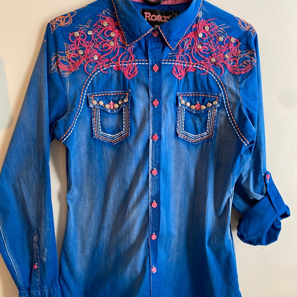 NWOT ROAR Shirt